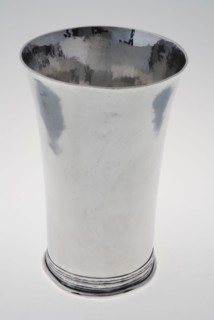 Johan Kaff (?), Smooth supper cup with profile edges above plinth, supper cup liturgical container holder silver, hammered