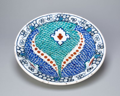 Dish (Tabaq) with Scale Pattern and Serrated Leaves, Ottoman dynasty (1299–1923), late 16th