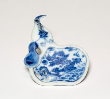 Gourd-Shaped Plaque with Dragon Rising from Waves, Qing dynasty (1644–1911), Qianlong period