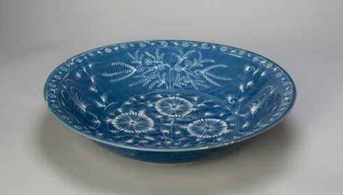 Dish with Chrysanthemums and Stylized Floral Scrolls, Ming dynasty (1368–1644), 15th century,