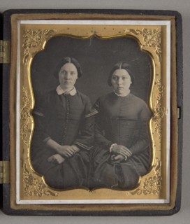 Untitled (Two Women), 1839/60, 19th century, Unknown Place, Daguerreotype, 8.3 x 7 cm (plate), 9.3