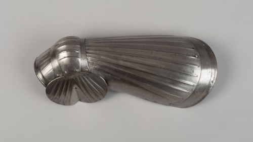Cuisse and Poleyn for the Left Leg, c. 1510/20, European, Europe, Steel, 49.5 × 20.3 cm (19 1/2 × 8