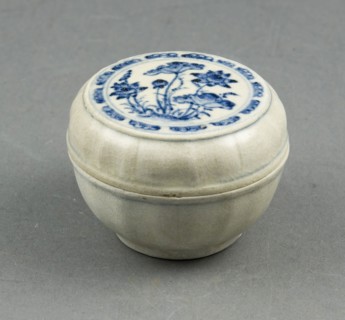 Minature Covered Box with Plant Motif, Late 15th/early 16th century, Vietnam, near Hoi An,