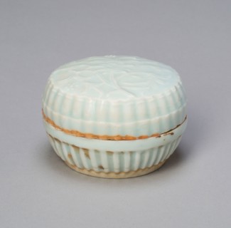 Lobed Cosmetic Box with Flowering Stems, Southern Song (1127–1279) or Yuan dynasty (1279–1368),