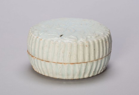 Lobed Cosmetic Box with Peonies, Southern Song (1127–1279) or Yuan dynasty (1271–1368), 13th/14th