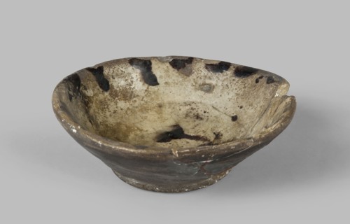 Bowl with a flat bottom, Islamic art, Arabic culture, Fatimid dynasty 909–1171. Arabic pottery,