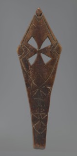 Hand cross fragment, Simple engraved decoration on the surface with four triangular cutouts