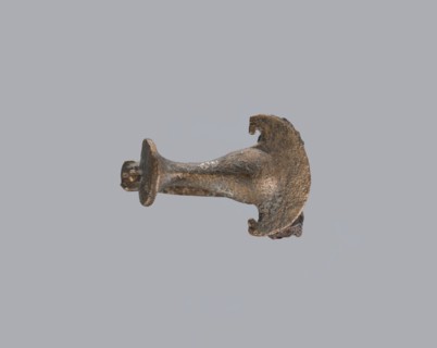 Knuckle-shaped fibula, unknown Roman workshop; fibula with a flat underside, rounded at the top,