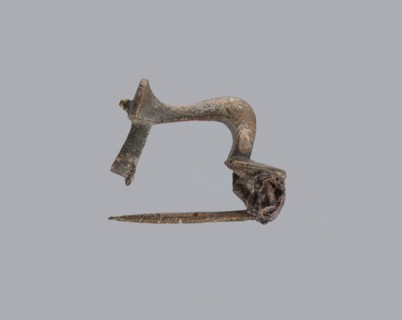 Knuckle-shaped fibula, unknown Roman workshop. Fibula with a flat underside, rounded at the top,