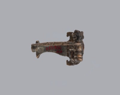 Knuckle-shaped fibula, unknown Roman workshop. Fibula with a flat underside, rounded at the top,