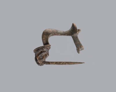 Knuckle-shaped fibula, unknown Roman workshop. Fibula with a flat underside, rounded at the top,