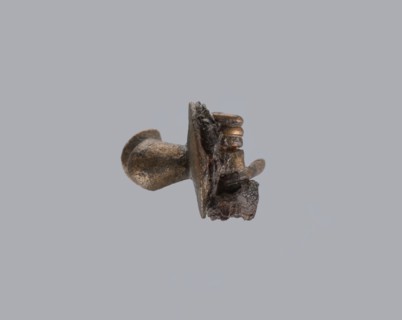 Knuckle-shaped fibula, unknown Roman workshop. Fibula with a flat underside, rounded at the top,