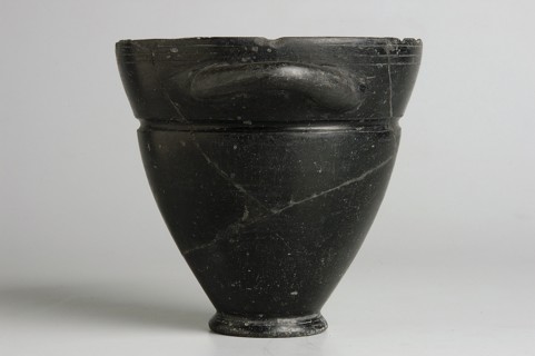 Skyphos, 1st quarter of the 6th century BC, Etruria, vessel, height 9.3 cm, width 9.5 cm, A dark,