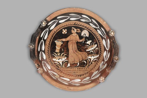 Red-figure patera-phiale depicting a woman with a fan and basket. Classified Gallo-Classical