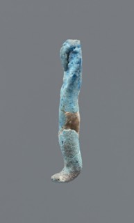 Shabti, Mummy-shaped figurine, funerary gift. Legs missing. Arms crossed on the chest; hands