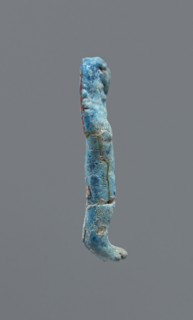 Shabti, Mummy-shaped figurine, funerary gift. Legs missing. Arms crossed on the chest; hands