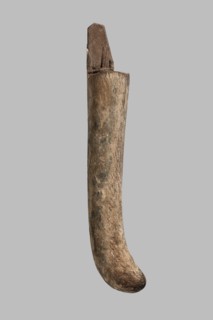 Beard from a sarcophagus mask, slightly curled; sarcophagus mask beard, height 16.2 cm; ca.