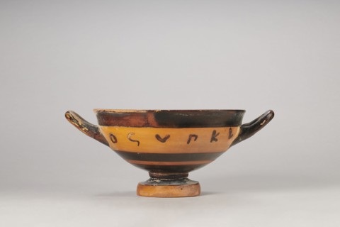 Black-figure kylix with Greek inscription, Archaic kylix form between a band/ribbon kylix and an