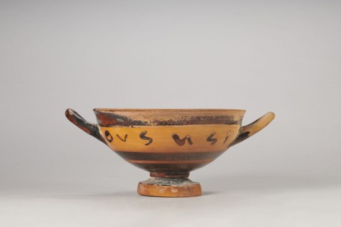 Black-figure kylix with Greek inscription, Archaic kylix a form between a band kylix and an eye