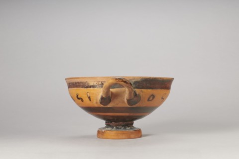 Black-figure kylix with Greek inscription, Archaic kylix a form between a ribband kylix and an eye