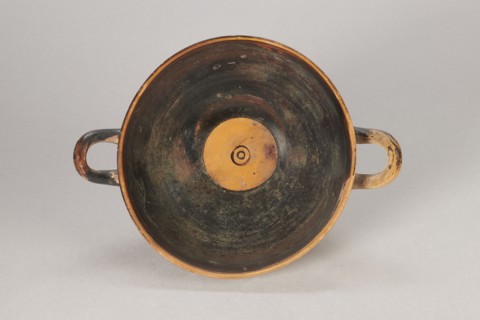 Black-figure kylix with Greek inscription, Archaic kylix form between a band/ribbon kylix and an