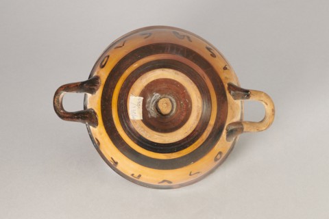 Black-figure kylix with Greek inscription, Archaic kylix form between a ribbon kylix and an eye