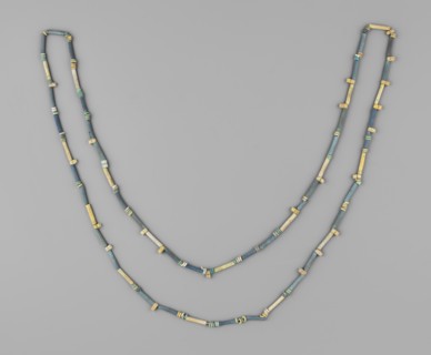 Necklace, disc-shaped and tubular beads; necklace consisting of 52 tubular beads, 118 flat beads