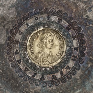 Platter with a gold medallion of Theodosius II, Byzantine workshop. Flat platter on a ring-shaped