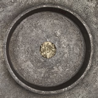 Platter with a gold medallion of Theodosius II, Byzantine workshop. Flat platter on a ring-shaped