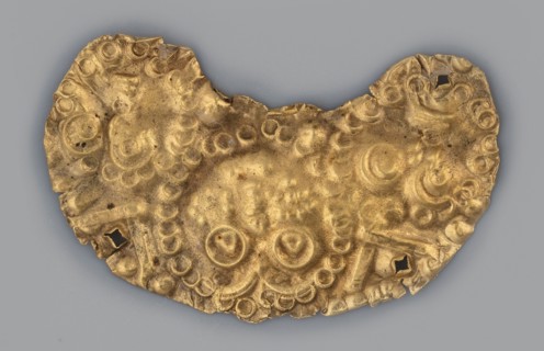 Crescent-shaped appliqué with three heads; appliqué made of thin gold sheet in the shape of a moon,