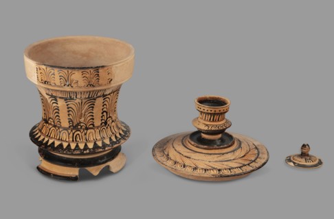 Pyxis with a lid, unknown Boeotian workshop. Pyxis with a lid with a high handle. Cylindrical body