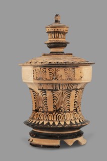 Pyxis with a lid, unknown Boeotian workshop. Pyksis with a lid with a high handle. Cylindrical body