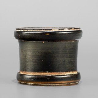 Red-figure pyxis with an image of a hand on the lid. Small pyxis with lid; cylindrical shape,