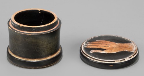 Red-figure pyxis with an image of a hand on the lid. Small pyxis with a lid. Cylindrical shape,