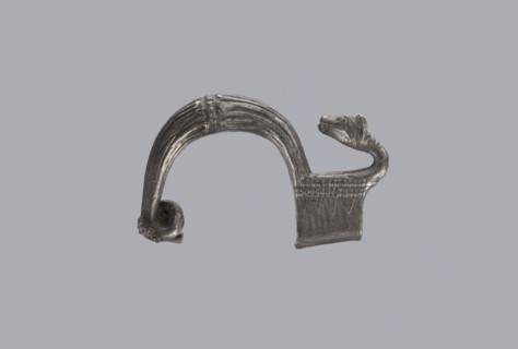 Snake-headed fibula, unknown Southern Italian workshop. Fibula with an arched, thick hoop. The hoop