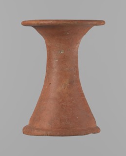 Bowl stand, Base for a vessel with an almost equal diameter of both rims. Both rims are irregular,