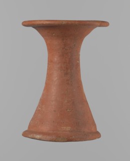 Bowl stand, Base for a vessel with an almost equal diameter of both rims. Both rims are irregular,