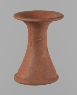 Bowl stand, Base for a vessel with an almost equal diameter of both rims; both rims are irregular