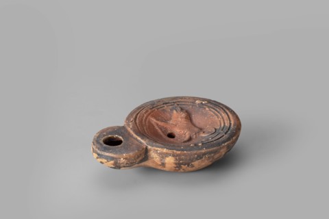 Lamp decorated with a depiction of a dog, unknown eastern workshop; single-burner oil lamp; dogs