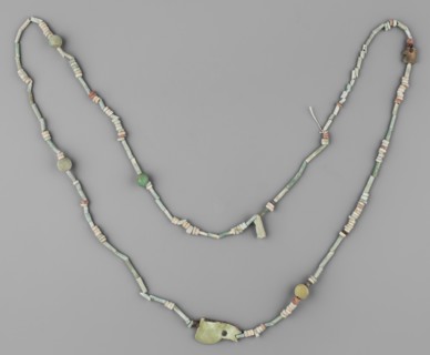 Necklace, Necklace consisting of 67 straw-shaped beads, 117 flat rings, 10 double flat rings with