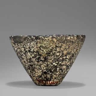 Bowl with high walls, widening towards the top. The rim is rounded and slightly beveled inwards.