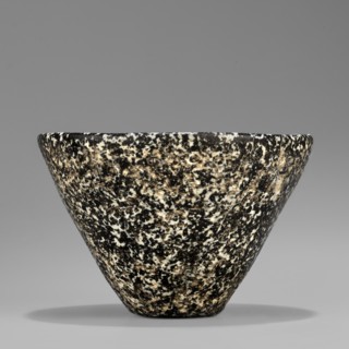 Bowl with high walls, widening towards the top. The rim is rounded and slightly beveled inwards.