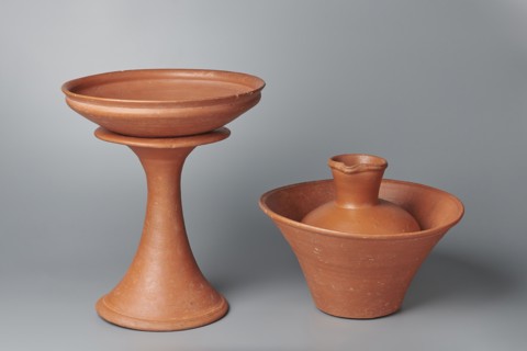 Deep bowl. Cup-shaped clay bowl with a slightly convex bottom and sides arching upwards; straight,