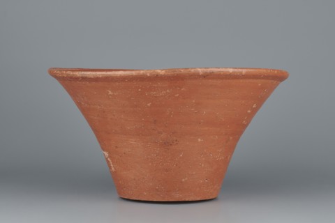 Deep bowl. Cup-shaped clay bowl with a slightly convex bottom and sides arching upwards, straight