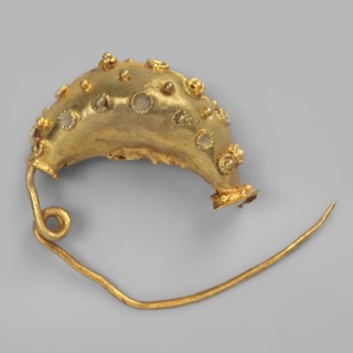 Leech fibula, brooch, goldsmithery. Leech fibula with a swollen ring made of gold plate, decorated