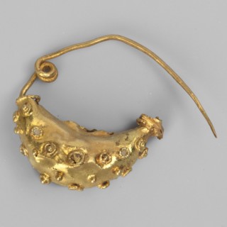 Leech fibula, brooch, goldsmithery; leech fibula with a swollen ring made of gold plate, decorated