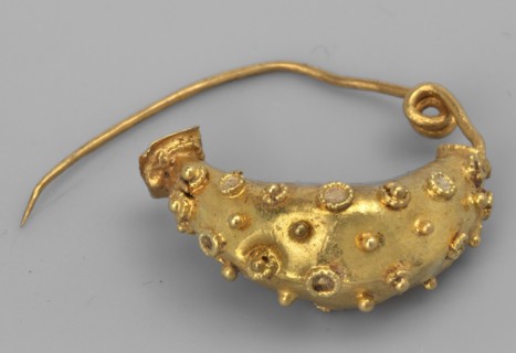 Leech fibula, brooch, goldsmithery. Leech fibula with a swollen ring made of gold plate, decorated