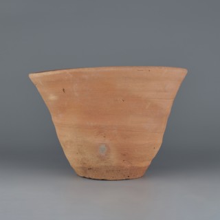Cake baking mold so-called flower pot for baking bread with a conical shape and a flat bottom.