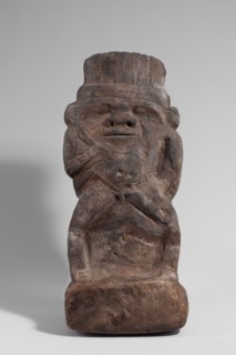 Bes, Bes mythology. Bes naked, standing on a high base, leaning against a pillar. The head is
