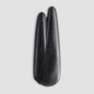 Amulet in the shape of two fingers index and middle with marked nails and skin folds; the back of